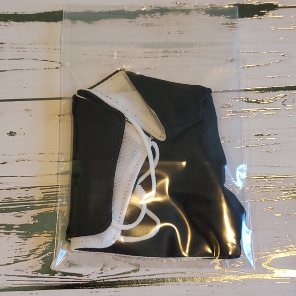 NWOT Face Mask - Picture 7 of 7